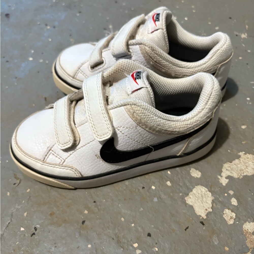 Nike Kids White and Black Sneakers kids - Picture 3 of 5